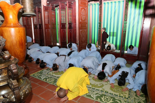 Dong Cao Pagoda offering to the rain retreat schools